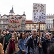 Demonstrující si přinesli transparenty s hesly jako DAMU stojí za kulturou, My hladovět umíme, vy neumíte vládnout nebo Bez živé kultury tupá poslušnost.