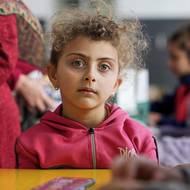 Po nočních útocích v úterý ráno izraelská armáda opět vyzvala k evakuaci území jižně od řeky Lítání a následně také hustě obydleného bejrútského předměstí Dahíja a některých čtvrtí ve městech Súr a Sajdá (Sidon). 

(Děti se účastní aktivit ve škole, která poskytuje útočiště vysídleným civilistům v Bejrútu, 11. března.)