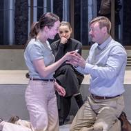 Denisa Barešová jako Tea, Pavla Beretová v roli Hedy a Filip Kaňkovský coby Jørgen.