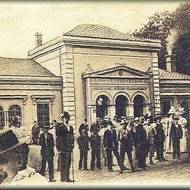 V budově původně sídlily lázně.