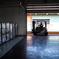 Seznamy, co mají hmotné rezervy pořídit, vytváří jednotlivá ministerstva. Zásoby jsou pak strategicky rozmístěné po celém Česku.