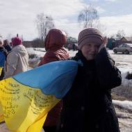 „Kluci jsou překvapení, že jsou takto vítáni,“ popsal třiapadesátiletý Andrij, jenž řídí autobus převážející osvobozené ukrajinské vojáky. „Naskakuje z toho husí kůže. Vhání to slzy do očí,“ reagoval Jaroslav Rumjancev, kterého Rusové propustili po 39 měsících v zajetí.