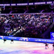 Následně se představili závodníci ve sportovních dvojicích, průběžně vede německý pár Minerva Fabienne Haseová s Nikitou Volodinem.