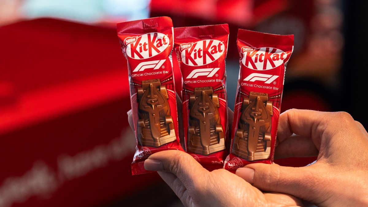 Ztracené tuny čokolády. Policie pátrá po kamionu plném tyčinek