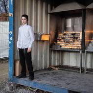 Poutníci tradičně zapalují tisíce svící, protože k židovským zvykům patří rozsvěcet světlo na památku zemřelých. Na bezpečnost u ohelu dohlížejí polští hasiči a policisté ze zaparkovaných aut.