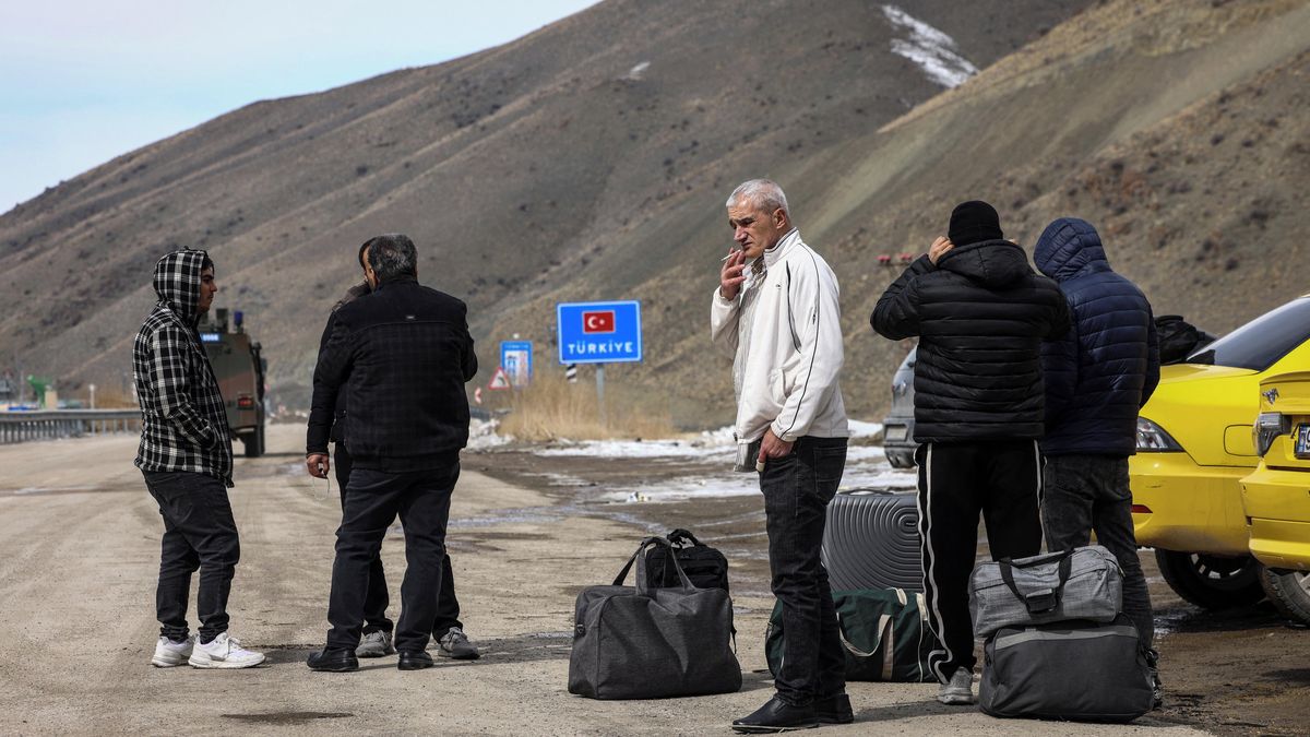Fotky z íránské hranice. Jsou i lidé, kteří spěchají do země ve válce
