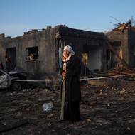 Írán a libanonské radikální hnutí Hizballách na Izrael pálí v odvetě za americko-izraelský útok na Írán. Deklarovaným cílem spojenecké operace je zabránit islámské republice získat jaderné zbraně, Američané a Izraelci zabili také významnou část íránské vedení, včetně nejvyššího vůdce Alího Chameneího.

(Žena stojí poblíž místa dopadu íránské rakety, zatímco izraelští záchranáři pracují na místě neštěstí, 13. března v severním Izraeli.)