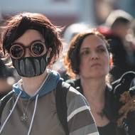 První návštěvníci dlouho před pátečním zahájením čekali ve frontách na otevření haly.