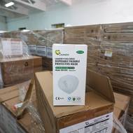 Vedle kovů tak mají v jednom ze skladů, který leží hodinu jízdy autem od Prahy, taky statisíce respirátorů a ochranných obleků. 