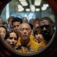 Milana Vayntrub jako Olesja, Ken Leung coby Yáo, Liz Kingsman v roli Annie a Malachi Kirby.