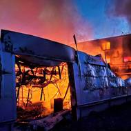 Podle hasičů byla hala prázdná. Policie do ní ještě nemá přístup, protože zásah ještě neskončil, uvedli hasiči.