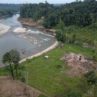 V posledních několika letech proměnila nespočetná řada kartelů a dalších zločineckých organizací Ekvádor v důležité překladiště kokainu, čímž se tato země z jedné z nejbezpečnějších v Latinské Americe stala jednou z nejnebezpečnějších.

(Škody způsobené bombou svrženou ekvádorskou armádou v oblasti Lago Agrio, 18. března.)