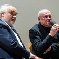 „Myslím, že na Pražském hradě by se měly dělat všechny výstavní projekty v takové míře závažnosti, aby Pražský hrad byl vždy spoluhráčem té akce, aby byl integrální součástí projektu,“ dodal na čtvrtečním představení přehlídky její architekt Josef Pleskot (vpravo).