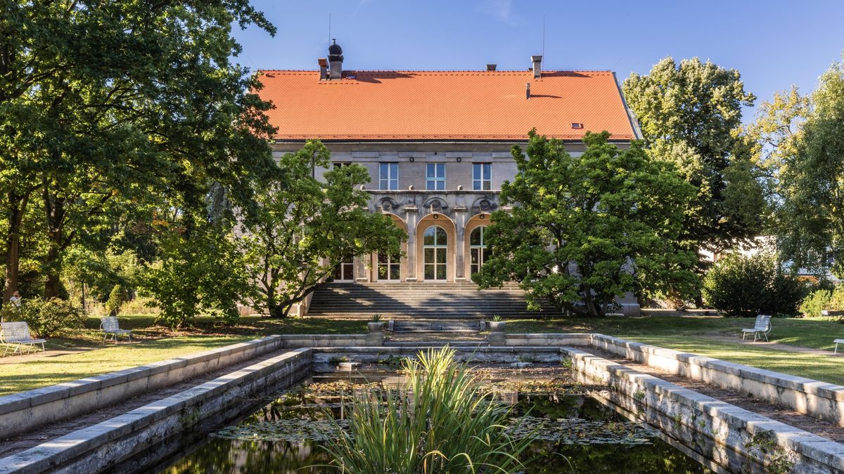 Ve vile z Havlova filmového Odcházení byla za komunistů i svazácká škola