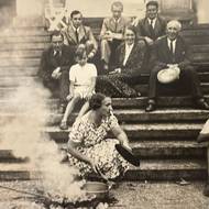 Ladislav Bartoň (v prostřední řadě zcela vpravo) s rodinou Čerychových v roce 1938.