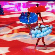 ...ani zajímavé rekvizity, odkazující na to, jak krasobruslení propojuje sport a umění.