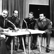 Výstava 40T10, Armádní vysílání z roku 1963, na fotografii je  vpravo Zdeněk Svěrák. Všechny následující snímky pochází z archivů Českého rozhlasu, který bude tuto sobotu vysílat oslavu Svěrákových devadesátin.