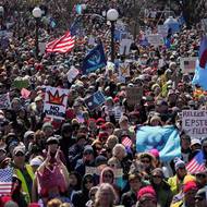 Demonstranti se účastní protestu „No Kings“ proti politice vlády amerického prezidenta Donalda Trumpa ve městě St. Paul v Minnesotě