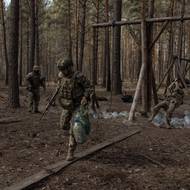 Hluboko v ukrajinském lese, v jednom z největších vojenských výcvikových prostorů v zemi, se mísil hluk a výstřely zbraní s výkřiky nových vojáků, popisují reportéři agentury AFP.