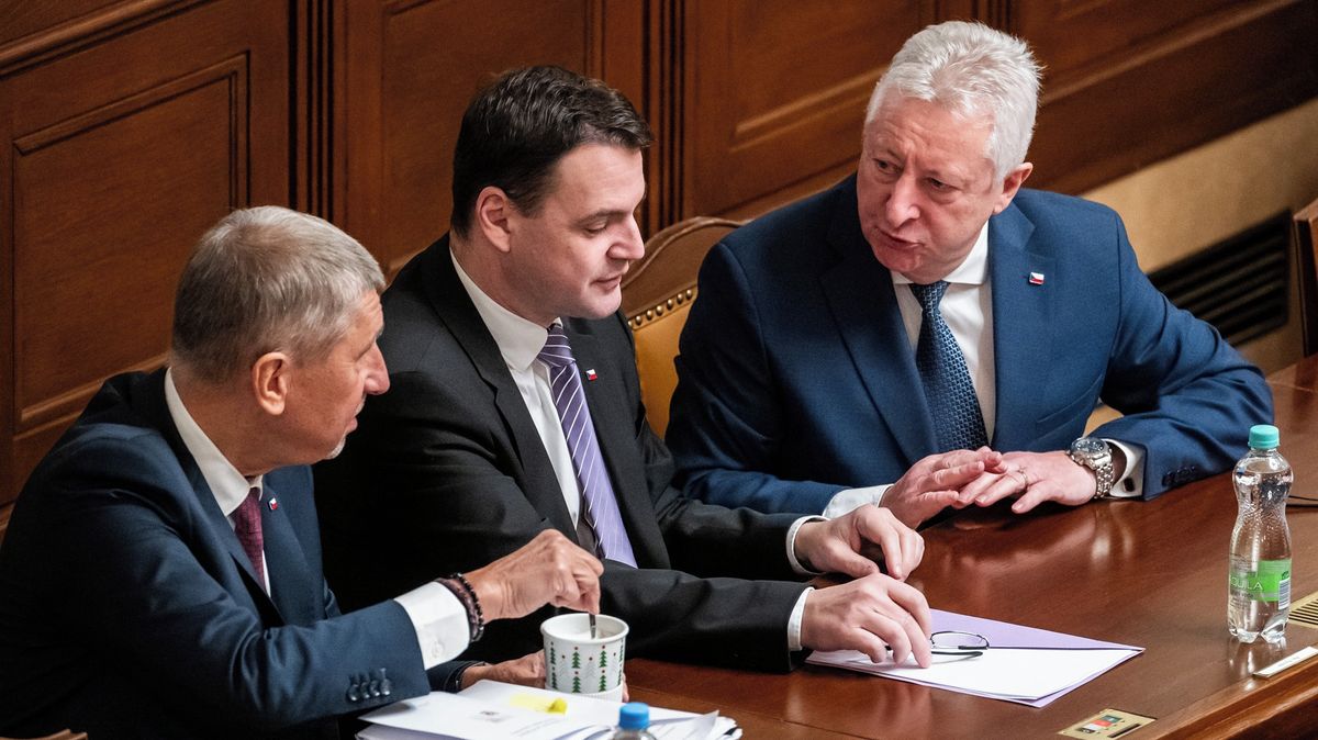 Napravo rakety, nalevo rakety. A vláda se v obraně neshodne skoro na ničem