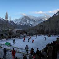 Organizátoři hokejového zápasu procházeli uličkami Altitu, volali hráče a klepali na dveře. Turnaj byl přesunut téměř do Sostu, vzdáleného asi dvě hodiny cesty. Jde o jedno z posledních měst v Pákistánu před čínskou hranicí, kde chladnější vzduch nabízel větší šanci na dostatečné množství ledu.

(Hokejový zápas Karakoram WinterLude Season 8 na umělém kluzišti ve vesnici Sost v horní části údolí Hunza v Pákistánu, 14. ledna.)