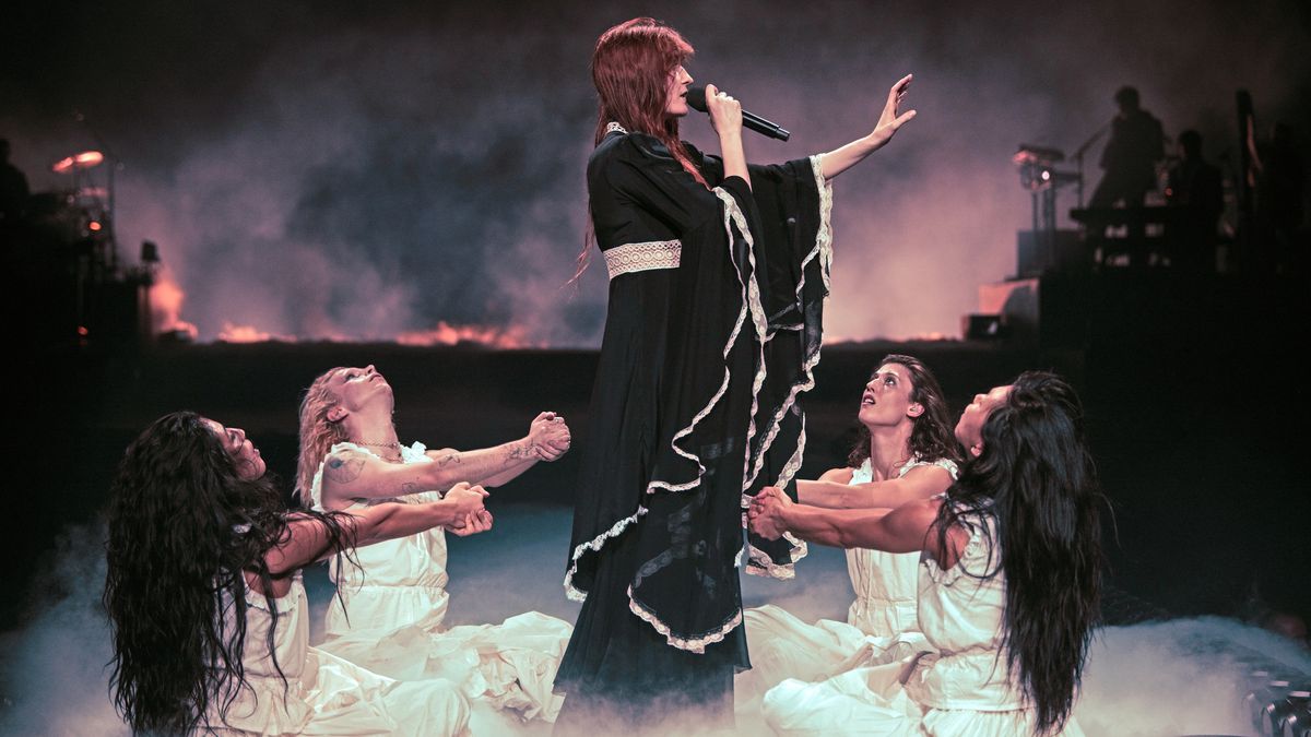 Recenze: Čarodějky v O2 areně. Florence + The Machine přivezli úžasnou show