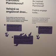 Po celou dobu výstavy je s návštěvníkem veden dialog. 