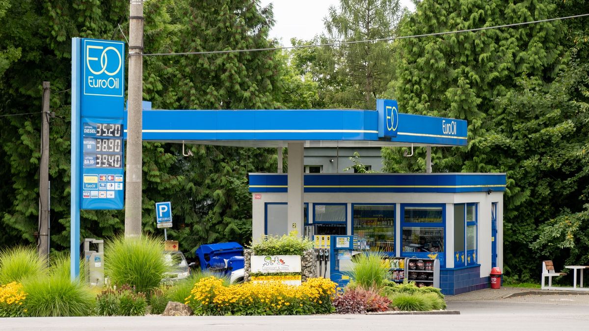 I když budeme chvíli tankovat za 40 korun, spotřební daň nesnižujme