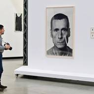 Na zdi visí fotografie Řeholní pacient od Václava Stratila.