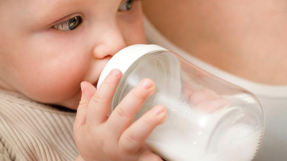 Pediatři dostali varování na vadné mléko až po dvou měsících. Někde vůbec