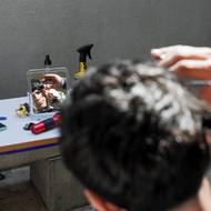 Hizballáh minulé pondělí zaútočil na Izrael poté, co hnutí vypálilo rakety na území židovského státu, aby podpořilo íránský režim, na který zaútočily Spojené státy a Izrael.

(Stříhání vlasů v provizorním kadeřnictví zřízeném ve škole, která slouží jako útočiště pro vysídlené obyvatele Bejrútu, 11. března.)