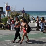 Server Times of Israel připomněl, že údaje ministerstva zdravotnictví o zraněných v Izraeli nerozlišují, zda zranění způsobil přímo íránský útok či raketová palba proíránských hnutí z Libanonu, nebo zda se lidé zranili například při snaze dostat se do krytu.

(Lidé opouštějí pláž za zvuků sirén a kráčí do úkrytu v Tel Avivu, 11. března.)