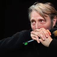 Šedesátiletý dánský herec momentálně v Česku natáčí s režisérem Martinem Scorsesem film What Happens at Night.