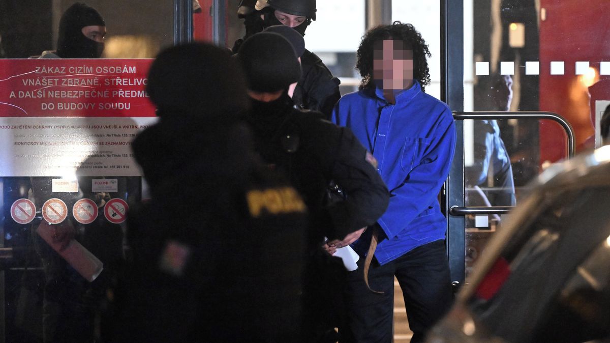 Policie zná celou skupinu, která zapálila továrnu v Pardubicích