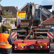 Přijet bude muset silnější stroj, na místo dorazí ve čtvrtek. Ráno už začaly na místě přípravné práce.

(Bagr, který se ve středu pokoušel vyprostit keporkaka, 25. března.)