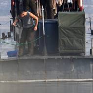 Severokorejští vojáci stojí na hlídkovém člunu na řece Jalu, která odděluje Severní Koreu od Číny, vyfoceno 15. ledna 2026. 