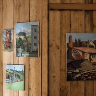 Na fotografii jsou malby Jakuba Dvořáka. Ta pravo se jemnuje Střechy a dřevo, pochází z roku 2025.