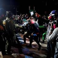 Policie zasahující na protestu No Kings v Portlandu.