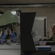 Obecná neochota narukovat je umocněna požadavky na službu na dobu neurčitou. Ukrajinská armáda má navíc stále pověst zastaralé instituce, která je zatížená byrokracií ze sovětské éry. Škodí jí i obvinění, že někteří velitelé jednotek zacházejí s řadovými vojáky jako s „potravou pro děla“.