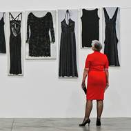 Akryl na plátně Šaty od Lenky Vítkové.