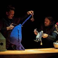 Na fotografii jsou loutkoherci Diana Čičmanová a Jakub Müller.