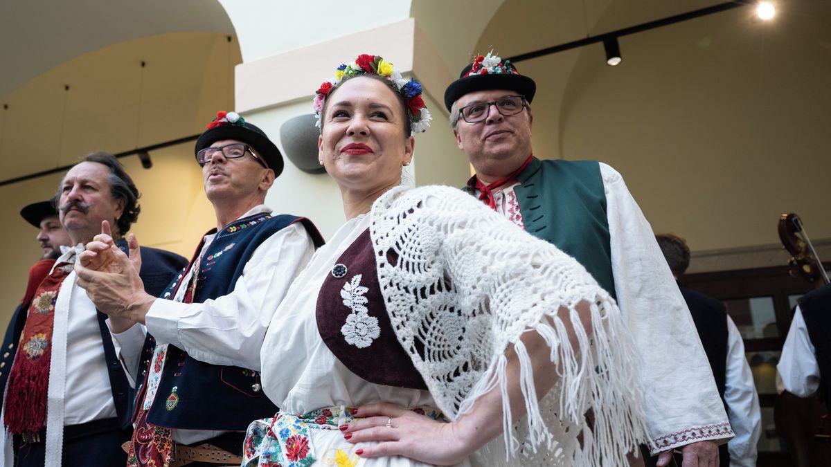 Nezvyklé sblížení ve Sněmovně. Poslankyně a poslanci jednali v kroji