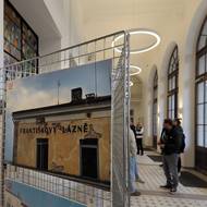 Nový interiér s fotografií, která zachycuje předchozí žalostný stav budovy zvenčí.