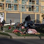 „Dnes je to devět dní, co jsme sem přišli,“ říká Iman, čtyřicátnice ze severosyrského města Rakká reportérce agentury AFP. „Podívejte, stále žijeme venku na zemi. Nenašli jsme místo ve školách, protože přednost mají Libanonci.“

(Náměstí mučedníků v Bejrútu, 6. března v Libanonu.)