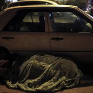 „Noci jsou velmi těžké,“ poznamenává Iman. „Je zima a máme strach o bezpečnost našich dcer. Venku se potulují lidé a my nemůžeme spát. Minule pršelo a museli jsme se schovat v nějaké budově. Je to smrt, je to smrt,“ řekla agentuře AFP.