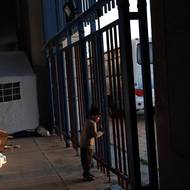 Libanonská ministryně sociálních věcí Hanín Sajjidová říká, že od začátku války bylo otevřeno více než 500 nouzových ubytovacích jednotek. 

(Chlapec, který přišel o domov, stojí 11. března u stadionu přeměněném na dočasné útočiště obyvatelům Bejrútu.)