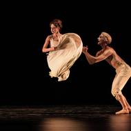 Na snímku ze Sechs Tänze jsou Aurora Donadiós a Hugo Fraresso.