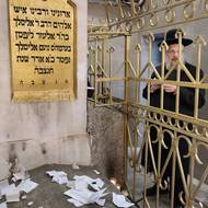 Na hrob rabína Elimelecha házejí zbožní chasidé prosební lístky zvané kvitl, protože věří, že během jarcajtu sestupuje proslulý cadik z nebe a odnáší k Bohu jejich prosby.