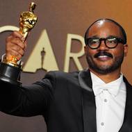 Nejlepší scénář měli Hříšníci, sošku si odnáší jejich režisér Ryan Coogler.