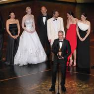 Oscara pro nejlepší zahraniční film dostala Citová hodnota režiséra Joachima Triera (u mikrofonu). „Jsem jenom takový filmový nerd z Norska,“ zažertoval norský rodák.